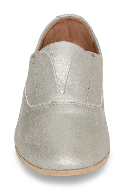 Shop Frye Terri Laceless Oxford In Silver Leather