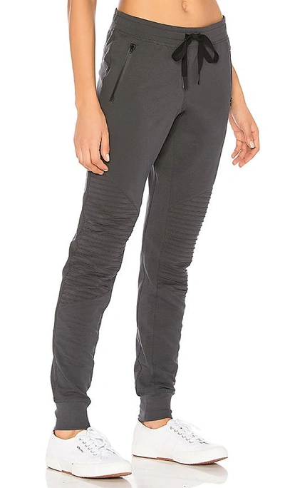 ALO YOGA Urban Moto Sweatpant Gravel SWEATPANTS