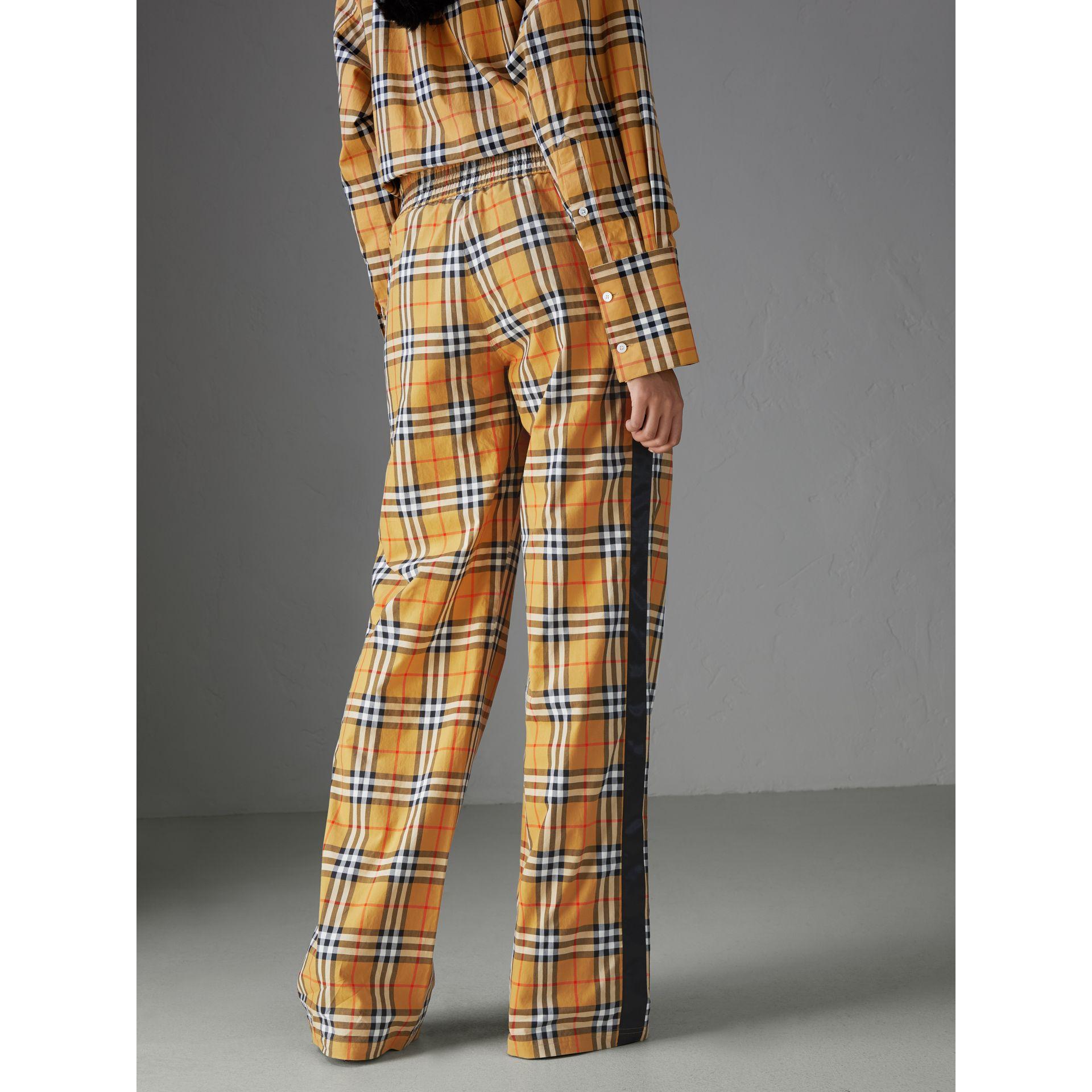 Burberry Hose Mit Vintage Check Muster Und Zugbandverschluss In Yellow Modesens