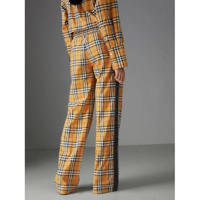 Shop Burberry Hose Mit Vintage Check-muster Und Zugbandverschluss In Antique Yellow