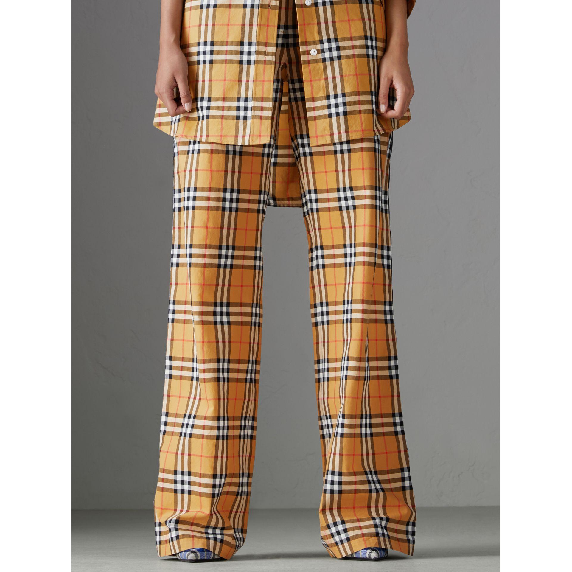 Burberry Hose Mit Vintage Check Muster Und Zugbandverschluss In Yellow Modesens