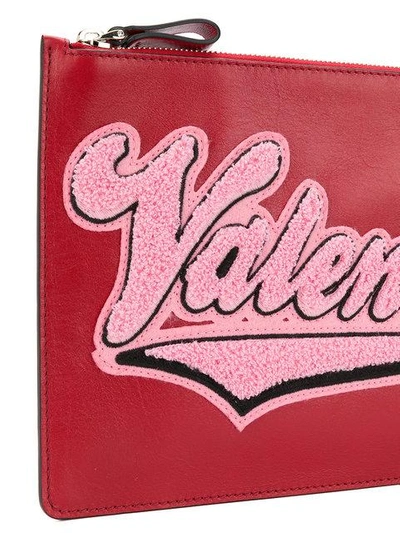 Shop Valentino Garavani Clutch Mit Logo-applikation In Red