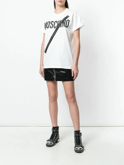 Shop Moschino T-shirt Mit Print - Weiss In White