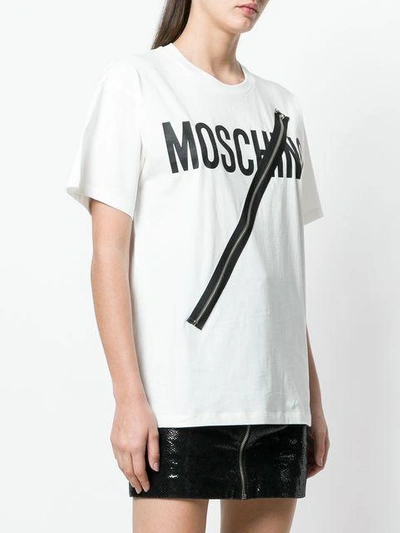 Shop Moschino T-shirt Mit Print - Weiss In White