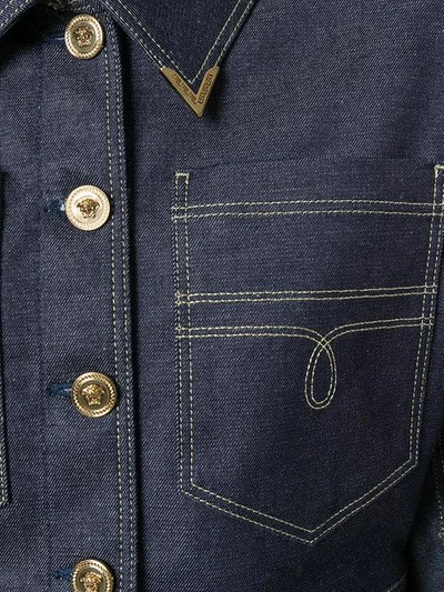 Shop Versace Cropped-jeansjacke Mit Ziernähten In Blue