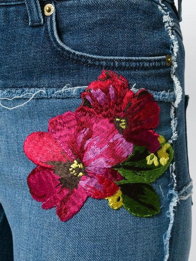 花卉刺绣紧身牛仔裤
