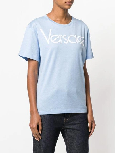 Shop Versace T-shirt Mit Print In Blue