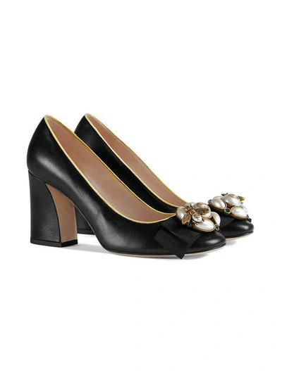 Leather mid-heel pump with bee