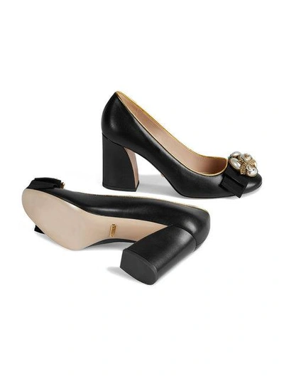 Leather mid-heel pump with bee