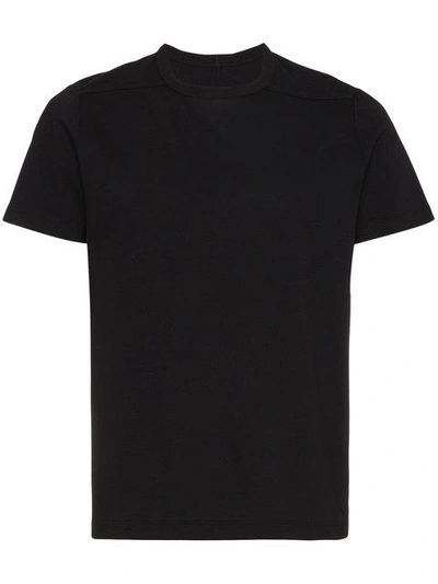 Black shortsleeved t shirt
