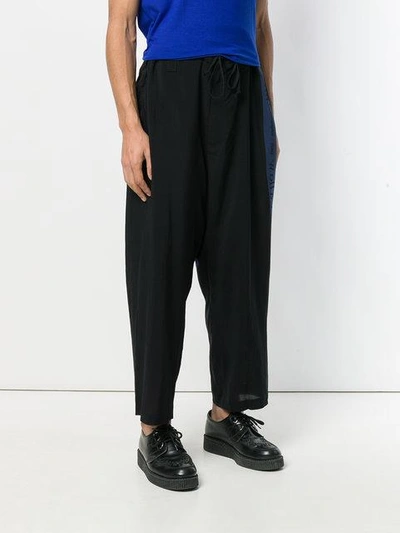 Shop Yohji Yamamoto Print-detail Cropped Trousers