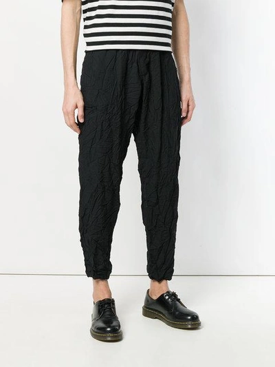 Shop Yohji Yamamoto Crinkled Tapered Cropped Trousers - Black