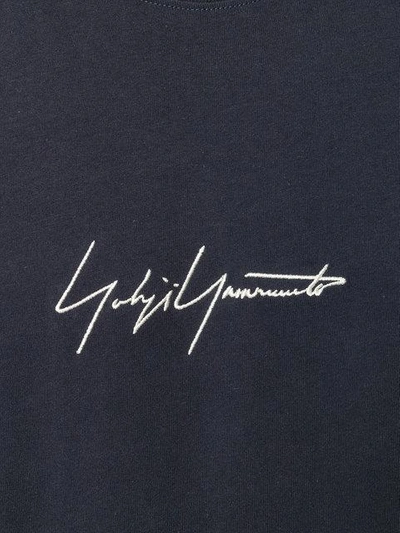 Shop Yohji Yamamoto Embroidered Signature T-shirt - Blau In Blue
