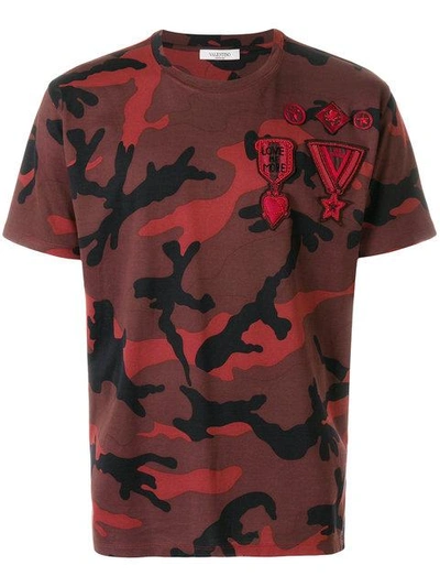 Shop Valentino T-shirt Mit Camouflage-print In Red