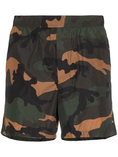 Shop Valentino Badeshorts Mit Camouflage-print - Grün In Green