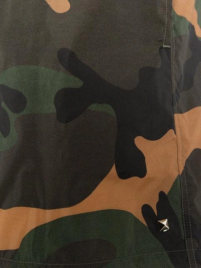 Shop Valentino Badeshorts Mit Camouflage-print - Grün In Green