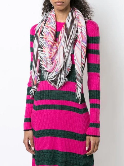 zig-zag patterned scarf