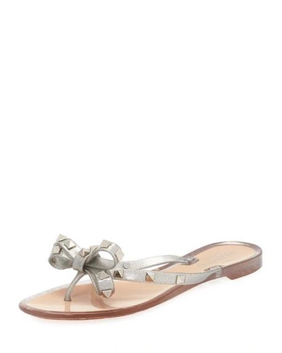 Shop Gucci Rockstud Metallic Jelly Flat Thong Sandals In Argento