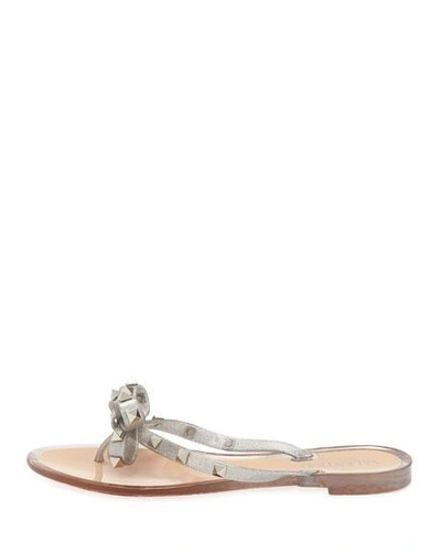 Shop Gucci Rockstud Metallic Jelly Flat Thong Sandals In Argento
