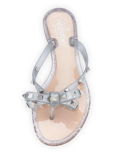 Shop Gucci Rockstud Metallic Jelly Flat Thong Sandals In Argento