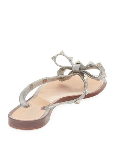 Shop Gucci Rockstud Metallic Jelly Flat Thong Sandals In Argento