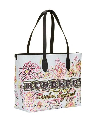 Shop Burberry Large Doodle Tote In Biancao-nero
