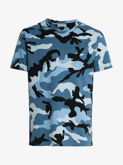 Shop Valentino T-shirt Mit Camouflage-print In Blue