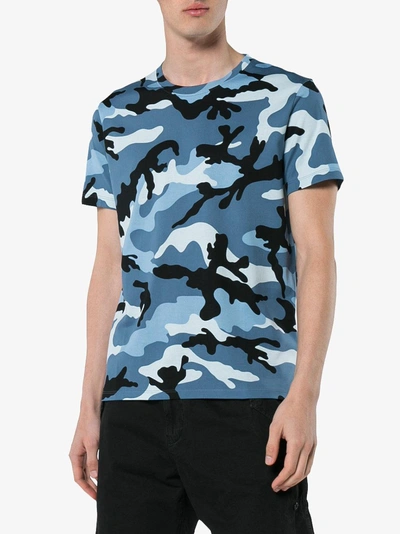 Shop Valentino T-shirt Mit Camouflage-print In Blue