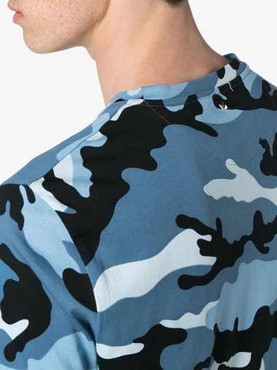 Shop Valentino T-shirt Mit Camouflage-print In Blue