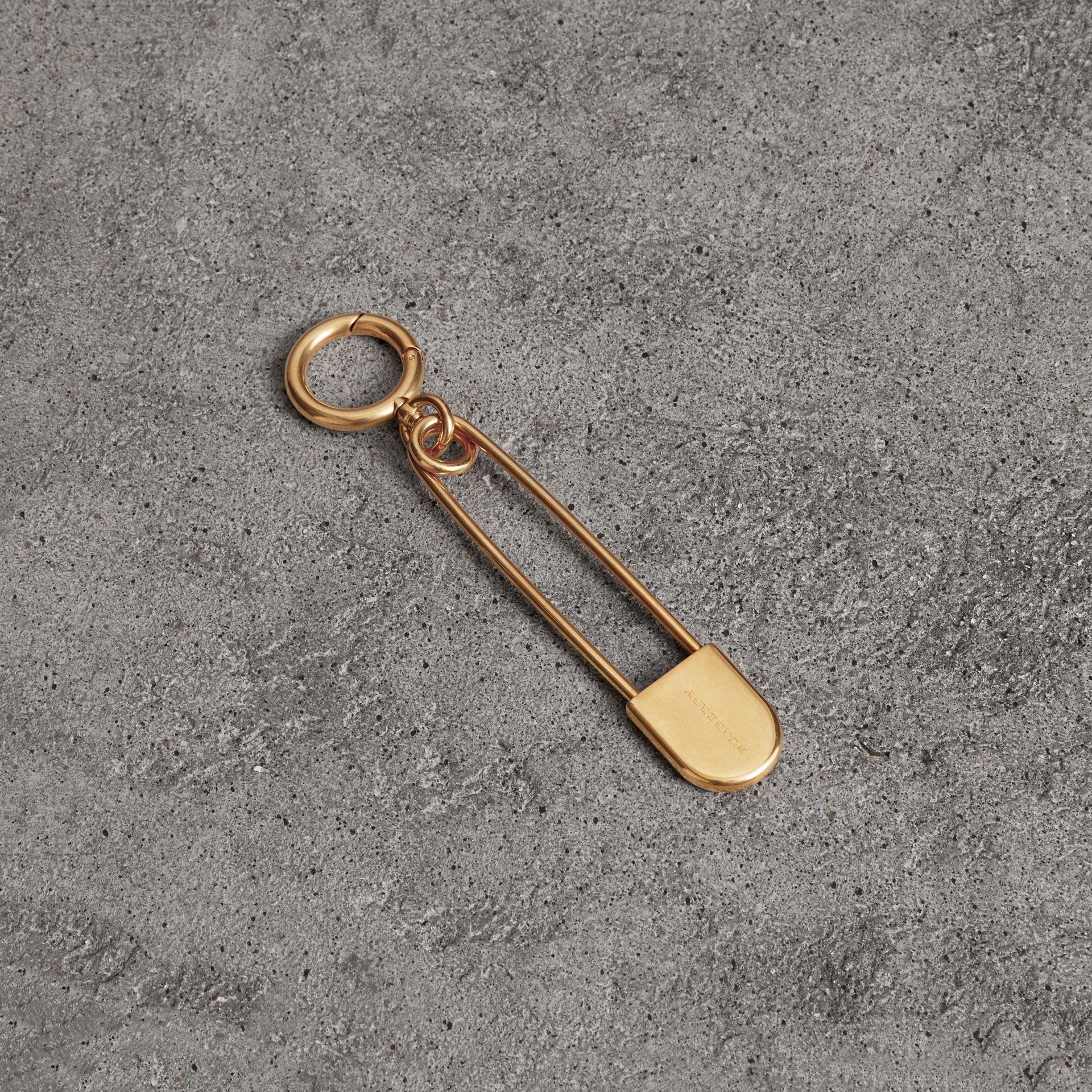 burberry kilt pin