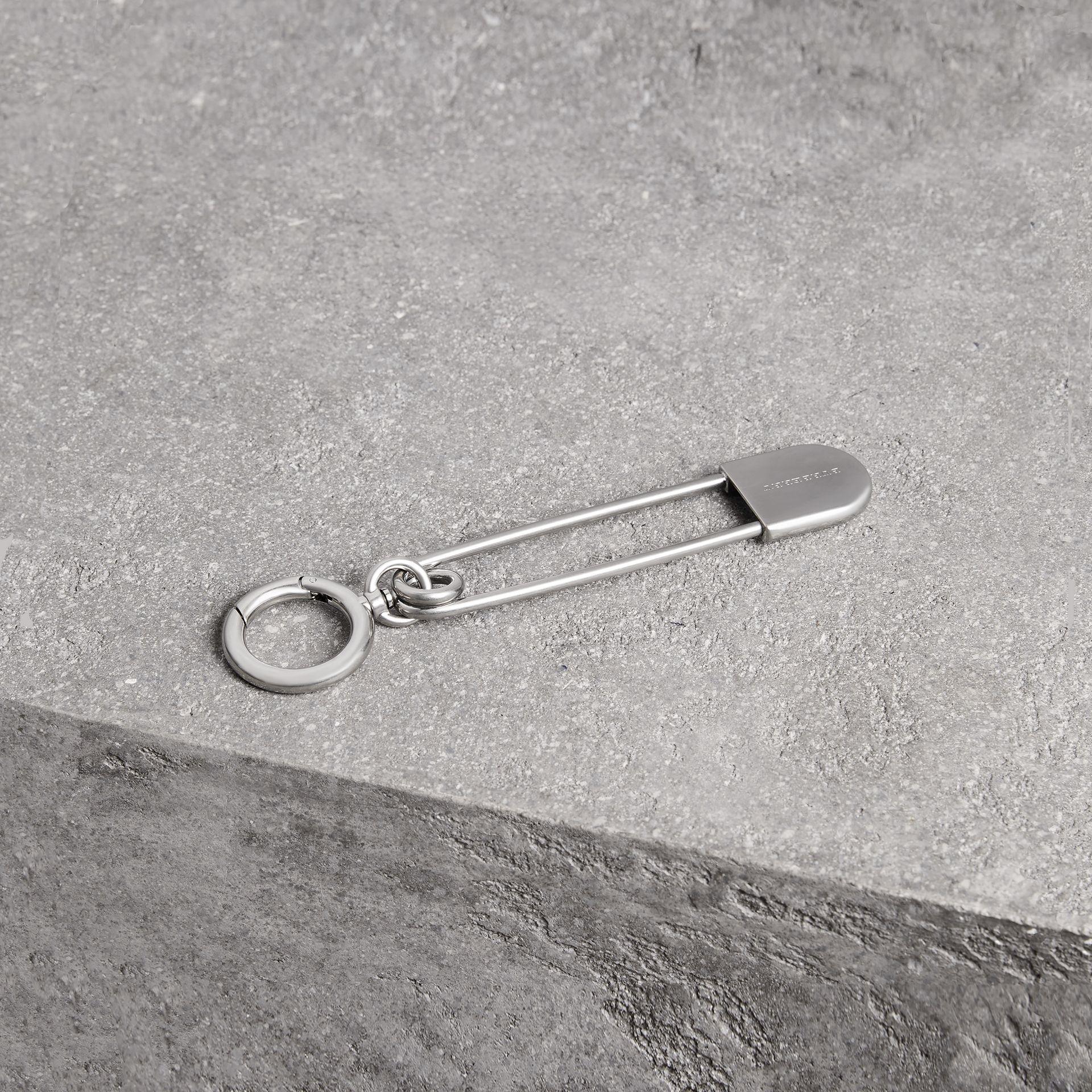 burberry kilt pin