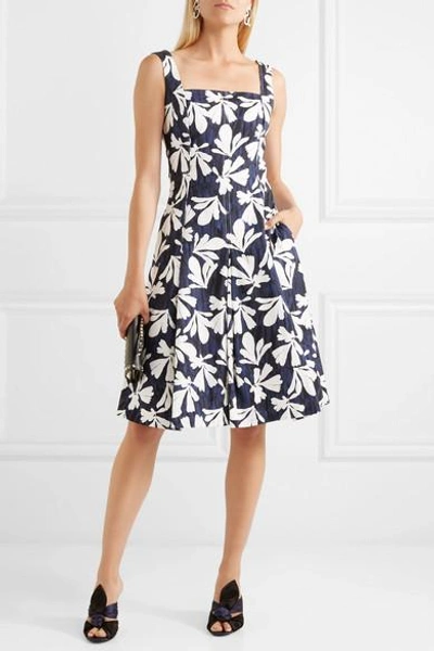 Shop Oscar De La Renta Pleated Printed Stretch-cotton Dress In Navy