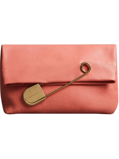 Shop Burberry The Medium Pin Clutch In Leather - Pink