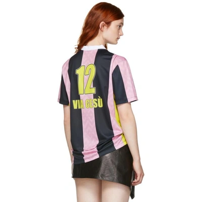 VERSACE 粉色和黑色相间条纹徽标足球 T 恤