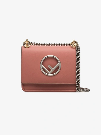 Shop Fendi Kleine 'kan I F' Schultertasche In Pink/purple