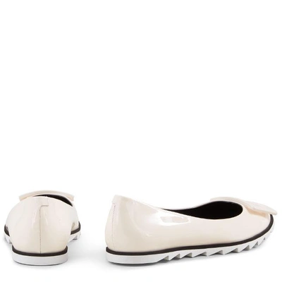 Shop Roger Vivier Ballerina Viv' Gommette In Off White