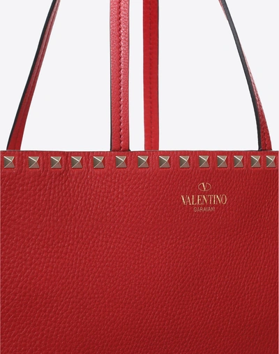 Shop Valentino Garavani Large Grain Calfskin Leather Rockstud Shopping Bag In Poudre