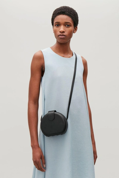 Circle-shaped Leather Shoulder Bag In Black