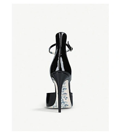 Shop Gucci Daisy D'orsay 105 Patent-leather Courts In Black