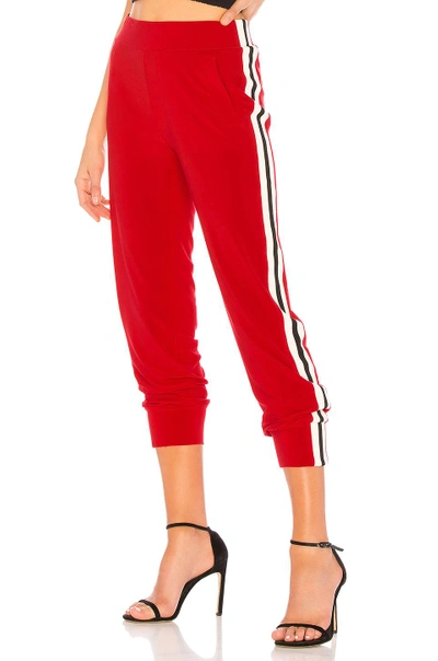 Shop Norma Kamali Seitenstreifen Jogginghose In Red. In Tango & Engineered Stripe