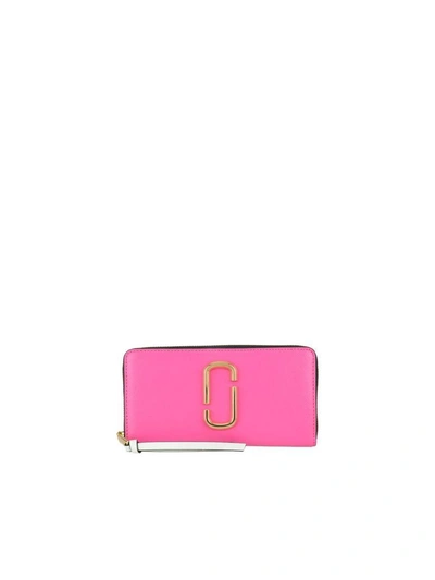 Shop Marc Jacobs Snapshot Wallet In Vivid Pink Multi