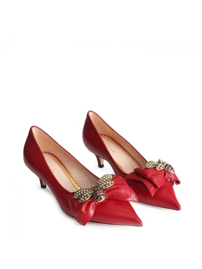 Shop Gucci Bow-detailed Pumps In Hibiscus Red