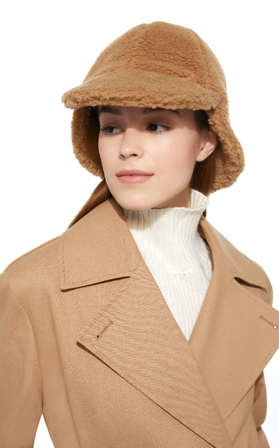 Shop Federica Moretti Shearling Cap In Neutral