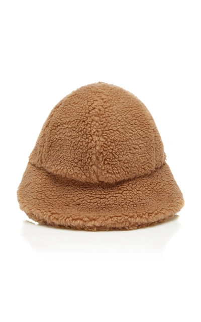 Shop Federica Moretti Shearling Cap In Neutral