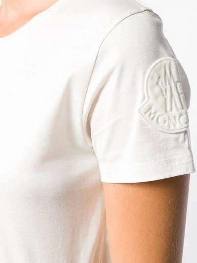 Shop Moncler Klassisches T-shirt In White