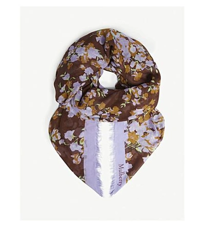 Shop Mulberry 花的 打印 语气 和 丝 围巾 In Chocolate Brown