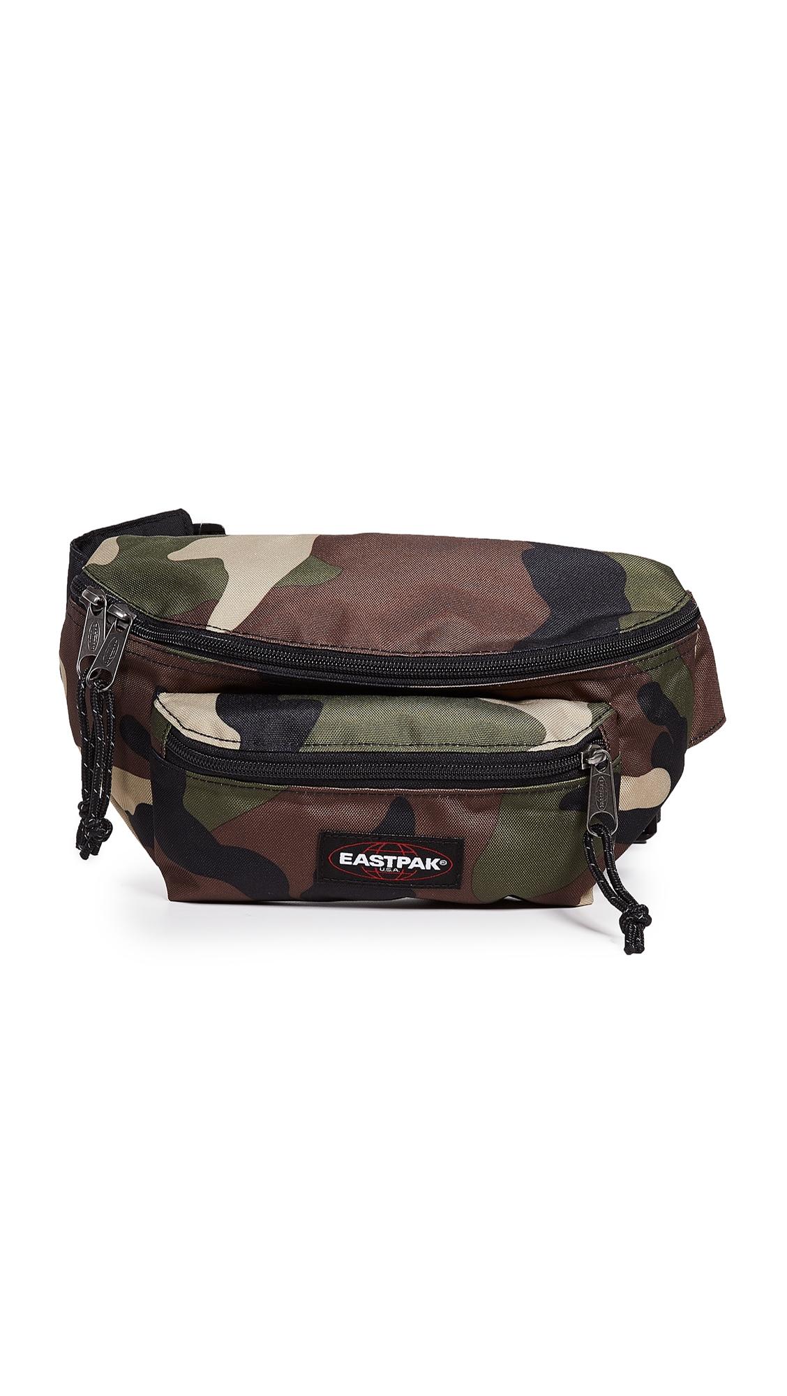 eastpak doggy bag camo