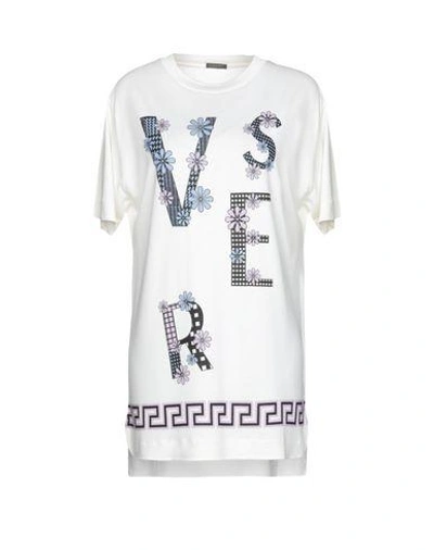 Shop Versace T-shirt In Ivory
