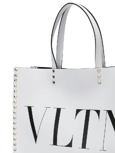 Shop Valentino Shopper Mit Logo-print - Weiss In White