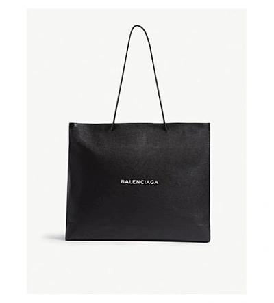 Shop Balenciaga 标志 大 细粒度 皮革 手提包 In Black White